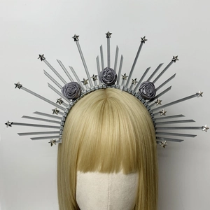Couronne céleste argentée avec étoiles et roses grises en soie sur modèle blond