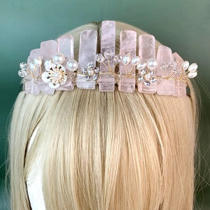 Couronne en cristal de quartz rose faite main avec fleurs en strass et perles sur doré
