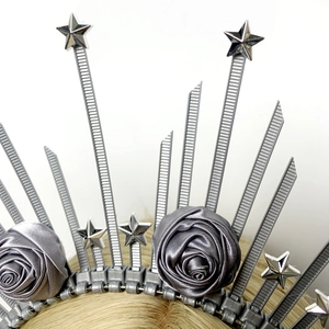 Couronne halo argentée avec attaches zippées, étoiles et roses en satin gris chic