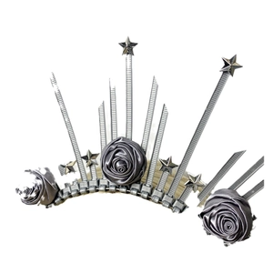 Couronne de halo argentée avec étoiles et roses grises pour fêtes gothiques