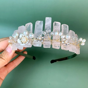 Serre-tête en quartz rose avec fleurs en émail blanc et perles pour femme tendance