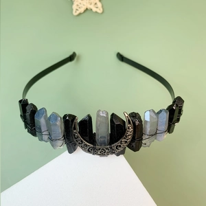 Bandeau couronne de lune gothique avec cristaux noirs et pierres brutes sur fond vert