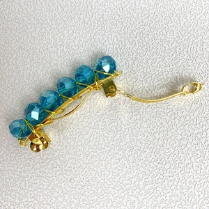 Fermaglio per capelli artigianale con cristalli azzurri su filo d'oro elegante