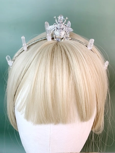 Nahaufnahme einer silbernen Bienenkrone mit Naturkristallen auf einem blonden Mannequin