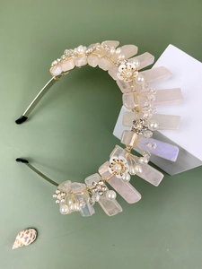 Vue détaillée du serre-tête en quartz rose fait main avec fleurs en émail et perles