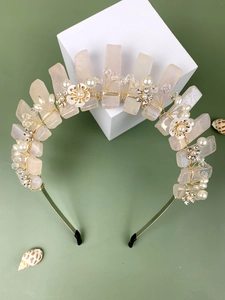 Détail du serre-tête de mariée en cristal rose avec fil d'or et perles
