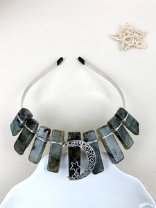 Detail eines handgefertigten Labradorit-Haarbands mit Mond- und Sternanhängern im Boho-Stil