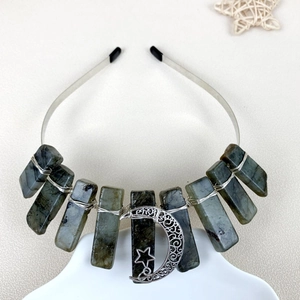 Handgefertigter Boho Labradorit Haarreif mit silbernem Mond und Stern Anhängern