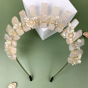 Serre-tête fleur en cristal rose avec perles et strass sur cerceau doré mariée
