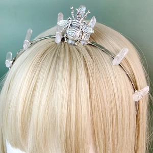 Luxuriöses Hochzeits-Diadem mit weißen Naturkristallen und einer silbernen Biene