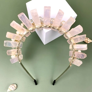 Serre-tête en quartz rose naturel avec perles blanches et fil doré sur socle blanc