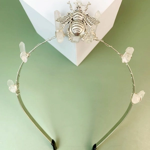 Luxuriöser Brautkronen-Haarreif mit Naturkristallen und Silberbienen-Design für Hochzeiten