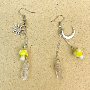 Détail de boucles d'oreilles célestes avec champignons et cristaux de quartz