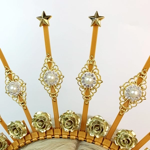 Couronne halo solaire dorée ornée de perles, strass et roses métalliques chic