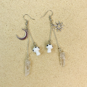 Boucles d'oreilles bohèmes asymétriques avec champignon, lune, soleil et cristal blanc