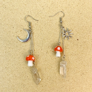 Boucles d'oreilles bohèmes asymétriques avec pendentif champignon et cristal naturel