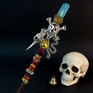 Épingle à cheveux baguette gothique avec cristal bleu, crâne d'argent et décor serpent