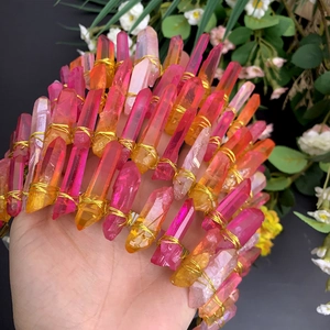 Gros plan d'une couronne de mariée bohème avec pointes de cristal brut câblées main
