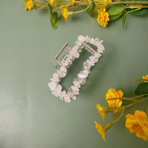 Vue détaillée d'une pince à cheveux papillon en cristal rose et alliage argenté