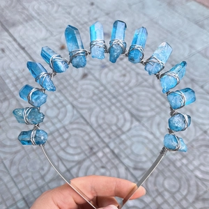 Détail d'une couronne de cristal bleu naturel avec fil d'argent fait main sur serre-tête