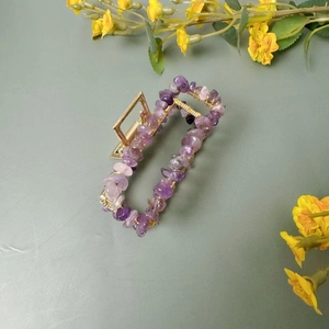 Détail de la pince à cheveux en alliage doré avec pierres de cristal naturel violettes