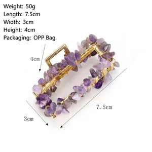Pince à cheveux papillon dorée avec pierres de cristal violettes sur fond blanc