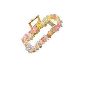 Pince à cheveux rectangulaire dorée avec pierres de cristal naturel sur fond blanc