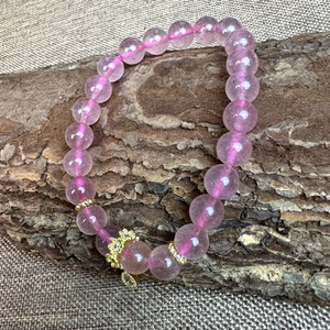 Bracelet en quartz fraise naturel 8mm avec breloque fleurie en or 18 carats