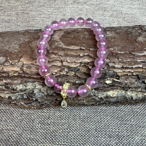 Bracelet en quartz fraise naturel 8mm avec détails or 18k et pendentif en cristal