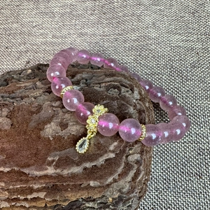 Bracelet en quartz fraise 8mm avec accents fleurs en or 18k et un pendentif goutte d'eau