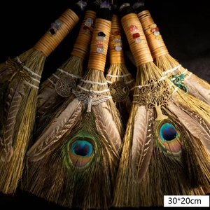 Balai de sorcière autel 30x20cm avec plumes de paon et cristaux naturels mystiques