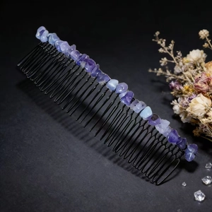 Détails d'un peigne à cheveux à 40 dents orné de cristaux d'améthyste et de pierres naturelles