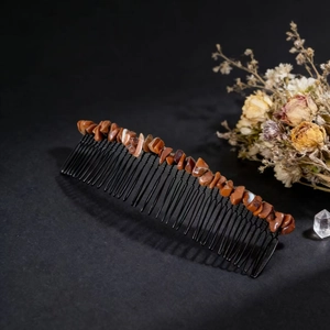 Peigne à cheveux artisanal 40 dents avec éclats de jaspe rouge sur base en métal noir