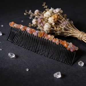Détail d'un peigne à cheveux artisanal à 40 dents avec cristaux naturels orange