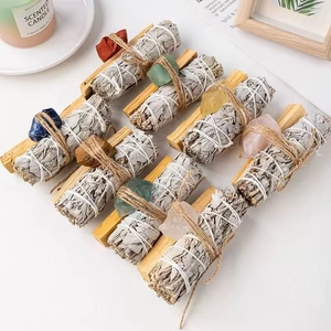 Detailliertes Set aus weißen Salbeibündeln mit Palo Santo und natürlichen Heilkristallen