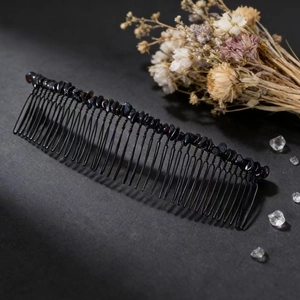 Détail d'un peigne à cheveux fait main orné de pierres de cristal noir polies