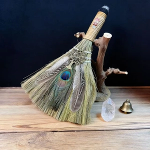 Détail du balai d'autel en cristal fait main avec plumes de paon et arbre de vie