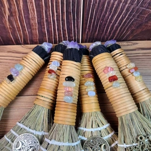 Balai d'autel fait main avec cristaux naturels, plumes de paon et charmes d'arbre de vie