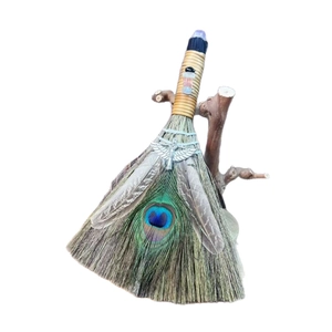 Balai d'autel avec plumes de paon, ailes de dragon viking et pierres décoratives
