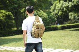 Sac de poitrine tactique avec système Molle porté par un randonneur dans un parc