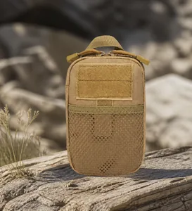 Détail de la pochette tactique EDC Coyote Brown avec zone velcro et poche filet