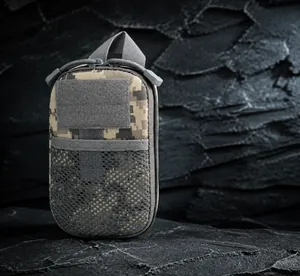 Détail de pochette tactique camo désert avec poche en filet et bande velcro