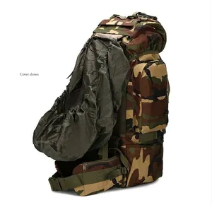 Detailansicht vom 65L Wanderrucksack mit strapazierfähiger grüner Regenpelerine Regenschutz