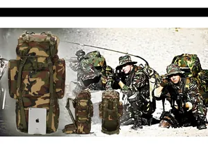 Detaillierte Dreifachansicht des 65L Camouflage-Rucksacks im Vergleich mit iPad mini