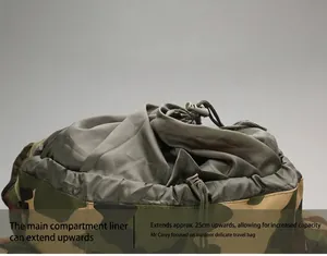 Detail der erweiterbaren Oberseite am 65L Camo-Wanderrucksack mit 25cm extra Stauraum