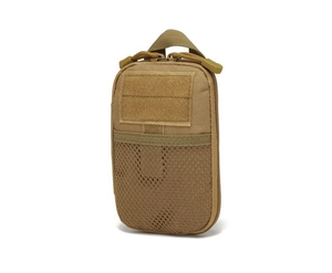 Detail der taktischen Gürteltasche in Coyote Brown mit Reißverschlüssen und Netztasche