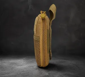 Sacoche tactique en nylon tan avec zip latéral, poche filet et panneau velcro