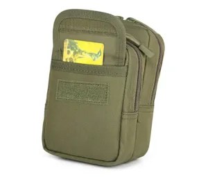 Détail d'une pochette tactique vert armée avec zone velcro et poche frontale pour cartes