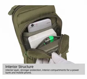 Pochette tactique en toile verte montrant la structure interne et les compartiments