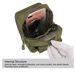 Vue macro de l'intérieur du sac tactique montrant les bandes élastiques et la poche